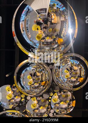 Schimmernde Reflexe von Kugelspiegeln an einer modernen Decke. Geometrie und Licht erzeugen eine fesselnde künstlerische Darstellung in einem öffentlichen Raum. Stockfoto