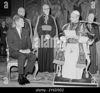 US-AMERIKANISCHER PRÄSIDENT JOHN F. KENNEDY JFK MIT PAPST PAUL IM VATIKAN / ; 4. JULI 1963 Stockfoto