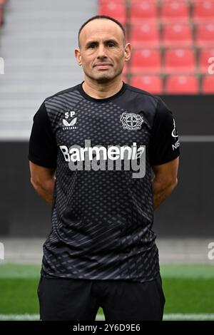 Leverkusen, Deutschland. September 2024. Leverkusens Sebastian Parrilla - Assistenztrainer Credit: Federico Gambarini/dpa - WICHTIGER HINWEIS: Gemäß den Vorschriften der DFL Deutschen Fußball-Liga und des DFB Deutschen Fußball-Bundes ist es verboten, im Stadion und/oder im Spiel aufgenommene Fotografien in Form von sequenziellen Bildern und/oder videoähnlichen Fotoserien zu verwenden./dpa/Alamy Live News Stockfoto