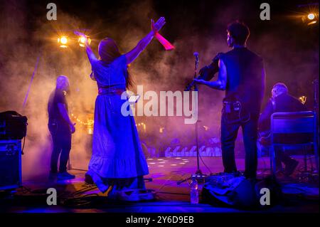 Mauro Durante (R) und seine Band Canzoniere Grecanico Salentino (CGS) treten in Alessano, Provinz Lecce, Apulien auf. Italien. Die Band spielt Pizzica, o Stockfoto