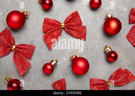 Flaches Design mit weihnachtlicher Einrichtung auf grauem, strukturiertem Tisch Stockfoto