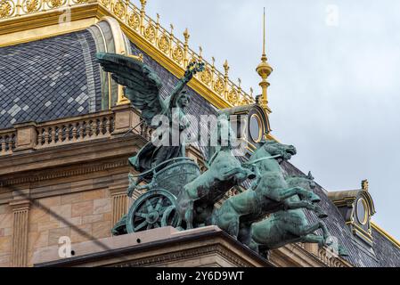 Dachdekorationen und Trigastatuen am Nationaltheater (Narodni divadlo), historisches Opernhaus in Prag, Tschechische Republik Stockfoto