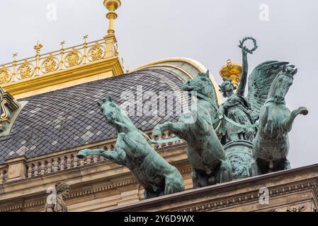 Dachdekorationen und Trigastatuen am Nationaltheater (Narodni divadlo), historisches Opernhaus in Prag, Tschechische Republik Stockfoto