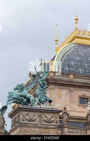 Dachdekorationen und Trigastatuen am Nationaltheater (Narodni divadlo), historisches Opernhaus in Prag, Tschechische Republik Stockfoto