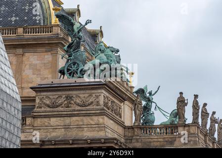 Dachdekorationen und Trigastatuen am Nationaltheater (Narodni divadlo), historisches Opernhaus in Prag, Tschechische Republik Stockfoto