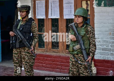 Srinagar, Indien. September 2024. Indische paramilitärische Truppentruppen stehen während der zweiten Phase der Parlamentswahlen in Srinagar, der Sommerhauptstadt von Jammu und Kaschmir, in Alarmbereitschaft. (Foto: Saqib Majeed/SOPA Images/SIPA USA) Credit: SIPA USA/Alamy Live News Stockfoto