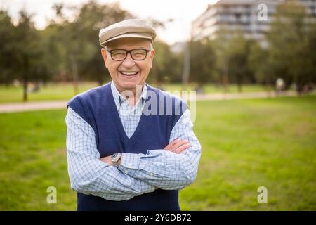 Porträt eines glücklichen älteren Mannes im Park am sonnigen Tag. Stockfoto