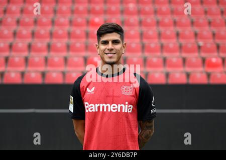 Leverkusen, Deutschland. September 2024. Leverkusens Piero Hincapie Credit: Federico Gambarini/dpa - WICHTIGER HINWEIS: Gemäß den Vorschriften der DFL Deutschen Fußball-Liga und des DFB Deutschen Fußball-Bundes ist es verboten, im Stadion und/oder im Spiel aufgenommene Fotografien in Form von sequenziellen Bildern und/oder videoähnlichen Fotoserien zu verwenden./dpa/Alamy Live News Stockfoto