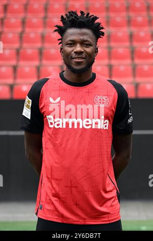 Leverkusen, Deutschland. September 2024. Leverkusen's Edmond Tapsoba Credit: Federico Gambarini/dpa - WICHTIGER HINWEIS: Gemäß den Vorschriften der DFL Deutschen Fußball Liga und des DFB Deutschen Fußball-Bundes ist es verboten, im Stadion und/oder des Spiels aufgenommene Fotografien in Form von sequenziellen Bildern und/oder videoähnlichen Fotoserien zu verwenden./dpa/Alamy Live News Stockfoto