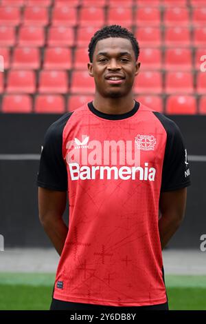 Leverkusen, Deutschland. September 2024. Leverkusens Jeanuel Belocian Credit: Federico Gambarini/dpa - WICHTIGER HINWEIS: Gemäß den Vorschriften der DFL Deutschen Fußball-Liga und des DFB Deutschen Fußball-Bundes ist es verboten, im Stadion und/oder im Spiel aufgenommene Fotografien in Form von sequenziellen Bildern und/oder videoähnlichen Fotoserien zu verwenden./dpa/Alamy Live News Stockfoto