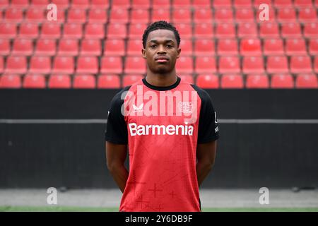 Leverkusen, Deutschland. September 2024. Leverkusens Jeanuel Belocian Credit: Federico Gambarini/dpa - WICHTIGER HINWEIS: Gemäß den Vorschriften der DFL Deutschen Fußball-Liga und des DFB Deutschen Fußball-Bundes ist es verboten, im Stadion und/oder im Spiel aufgenommene Fotografien in Form von sequenziellen Bildern und/oder videoähnlichen Fotoserien zu verwenden./dpa/Alamy Live News Stockfoto