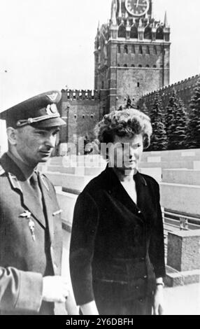 WELTERSTER KOSMONAUT COSMONETTE RUSSISCHE VALENTINA TERESCHKOWA IN MOSKAU VALERY MIT BYKOVSKY / ; 16. JUNI 1963 Stockfoto