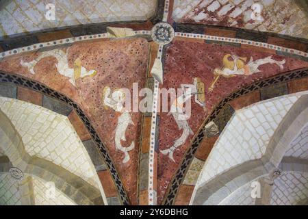 Mittelalterliche gemalte Meerjungfrauenfiguren in der Krypta der Kathedrale von Beauvais. Dargestellt mit Musikinstrumenten, Pfeife und tabor, Geige und Dudelsack Stockfoto