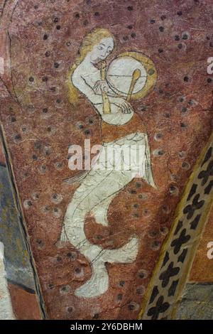 Mittelalterliche gemalte Meerjungfrauenfiguren in der Krypta der Kathedrale von Beauvais. Dargestellt mit Musikinstrumenten, Pfeife und tabor, Geige und Dudelsack Stockfoto