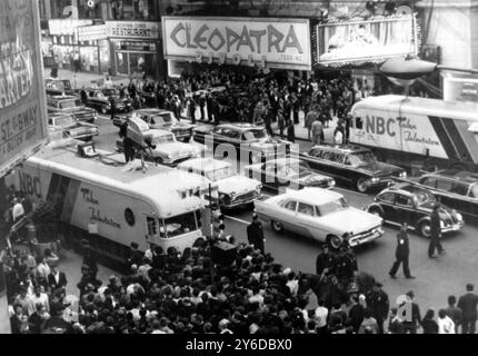 13. JUNI 1963 DIE WELTPREMIERE VON CLEOPATRA ZIEHT DIE MENSCHENMASSEN INS RIVOLI THEATRE, BROADWAY, NEW YORK, USA. Stockfoto