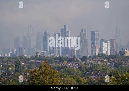 London, Großbritannien. 25. September 2024 Ein Blick auf die Skyline und das Finanzviertel der Stadt London bei trübem Sonnenschein von Wimbledon im Südwesten Londons. Die Organisation für wirtschaftliche Zusammenarbeit und Entwicklung (OECD) hat die Wirtschaftsaussichten des Vereinigten Königreichs verbessert, wobei das Wachstum die Kredite anderer G7-Länder übertreffen dürfte. Amer Ghazzal/Alamy Live News Stockfoto