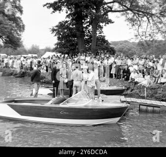 PRINZESSIN MARGARET ERHOB SICH MIT LORD SNOWDON UND WASSERSKIFAHRERIN IN SONNING; 10. JUNI 1963 Stockfoto