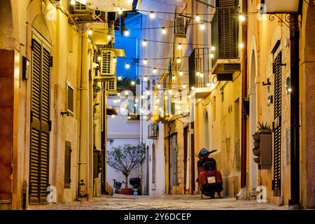 Abendblick auf die Strada Santa Lucia in Bari Vecchia, Bari, Italien Stockfoto