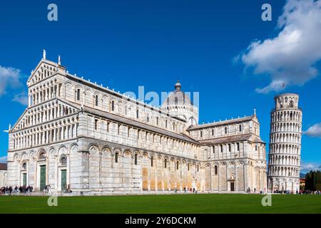 Die Kathedrale Santa Maria Assunta und der berühmte Schiefe Turm auf der Piazza dei Miracoli, Pisa, Italien Stockfoto