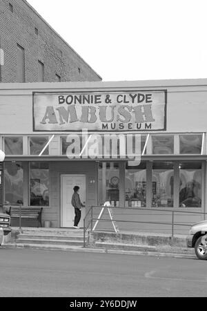 Eine weibliche Touristin, die das Bonnie & Clyde Ambush Museum besucht, wo die berüchtigten Gesetzlosen ihre letzte Mahlzeit in Gibsland, Louisiana, USA, aßen. Stockfoto