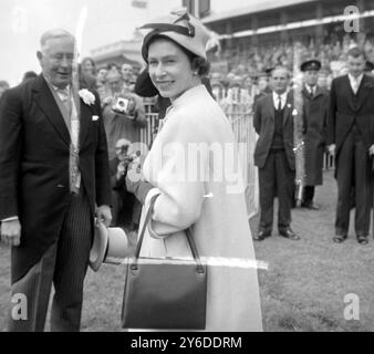 PFERDERENNEN DERBY DAY IN EPSOM, SURREY MIT KÖNIGIN ELISABETH II. / ; 29. MAI 1963 Stockfoto