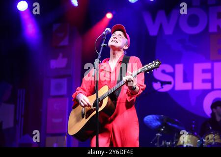 Aktenfoto vom 12/19 von Fran Healy von der schottischen Band Travis, die im World's Big Sleep Out am Trafalgar Square in London spielt. Travis wird den herausragenden Erfolg gong bei den 26. Specsavers Scottish Music Awards am Samstag gewinnen. Die Band gehört zu einer Reihe von Starts, die bei der Zeremonie am Samstag, dem 2. November, im Barrowland Ballroom, Glasgow, anerkannt werden. Ausgabedatum: Mittwoch, 25. September 2024. Stockfoto