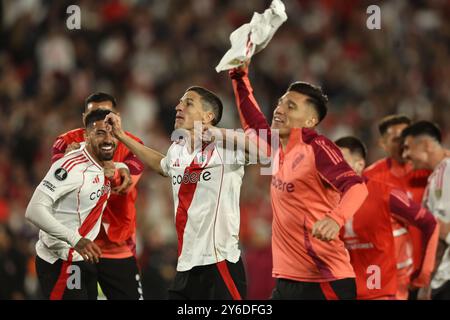 Buenos Aires, Argentinien. September 2024. (L zu R) der argentinische Mittelfeldspieler Manuel Lanzini, der Mittelfeldspieler Ignacio Fernandez und der Mittelfeldspieler Matias Kranevitter feiern, nachdem sie am 24. September 2024 im Viertelfinale der CONMEBOL Copa Libertadores im El Monumental Stadion in Buenos Aires mit 1-0 besiegt haben. Kredit: Alejandro Pagni/Alamy Live News Kredit: Alejandro Pagni/Alamy Live News Stockfoto