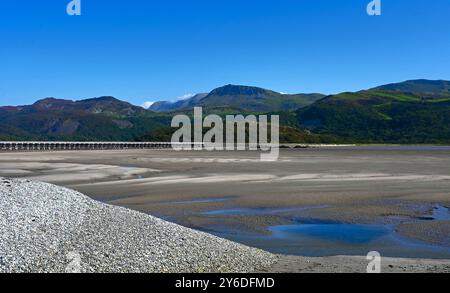 Mawddach Mündung von Fairbourne bei Ebbe, Blick nach Osten zum Cadair Idris Ridge mit Barmouth Eisenbahn/Fußbrücke im mittleren Bild. Stockfoto