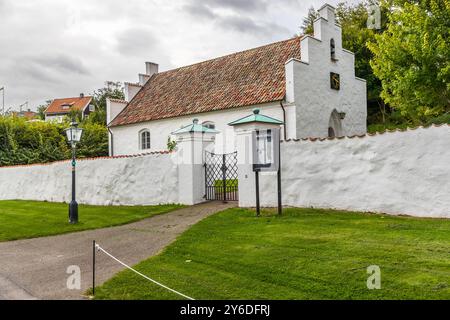 Malerische Häuser in der Hafenstadt Arilds Hamn. Sankt Arilds väg, Höganäs kommun, Skåne, Schweden Stockfoto