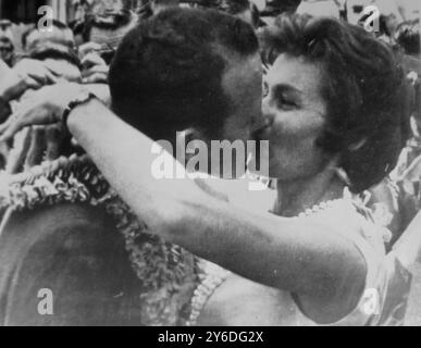 ASTRONAUT LEROY GORDON COOPER MIT EHEFRAU TRUDY IN HONOLULU; 19. MAI 1963 Stockfoto