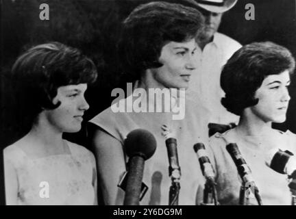 BACK TO EARTH - FAMILIE DES ASTRONAUTEN GORDON COOPER HAPPY IN TEXAS; 17. MAI 1963 Stockfoto