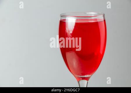 Roter Sirup Weinglas Negativraum Glaskörper Stockfoto