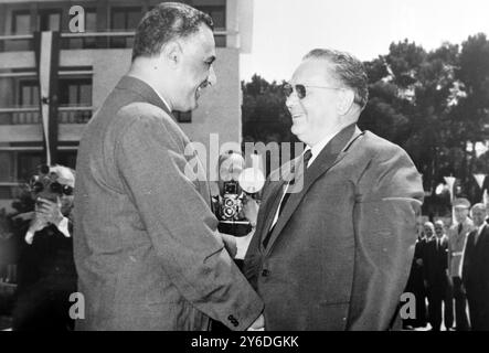 PRÄSIDENT JUGOSLAWIENS JOSIP BROZ TITO MIT DEM PRÄSIDENTEN DER VEREINIGTEN ARABISCHEN REPUBLIK GAMAL ABDUL NASSER IN BRIONI / ; 15. MAI 1963 Stockfoto