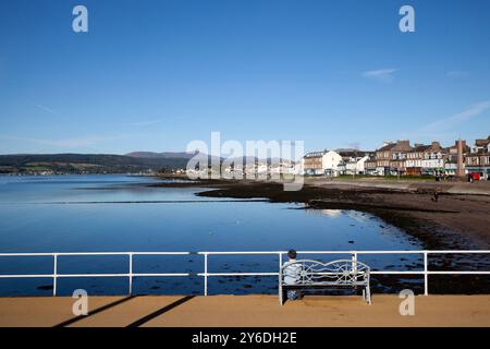 Die Stadt Helensburgh vom Pier aus, der das Ufer und den Fluss Clyde zeigt. Stockfoto