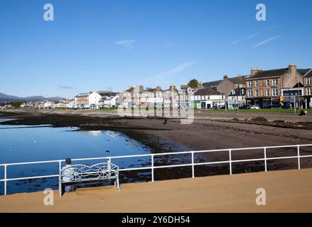 Die Stadt Helensburgh vom Pier aus, der das Ufer und den Fluss Clyde zeigt. Stockfoto