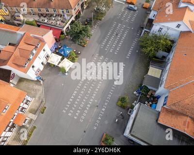 Wochenmarktplatz in Göttingen Göttingen, Deutschland - 12. September 2024: In dieser Luftaufnahme ist der Wochenmarktplatz zu sehen, der unter anderem mit den Namen von auf dem Markt verkauften Produkte wie Gemüse, Obst, Wurst, Käse und Säfte, beschriftet ist. Niedersachsen Stockfoto