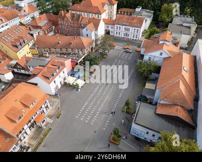 Wochenmarktplatz in Göttingen Göttingen, Deutschland - 12. September 2024: In dieser Luftaufnahme ist der Wochenmarktplatz zu sehen, der unter anderem mit den Namen von auf dem Markt verkauften Produkte wie Gemüse, Obst, Wurst, Käse und Säfte, beschriftet ist. Niedersachsen Stockfoto