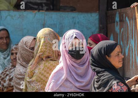 Budgam, Indien. September 2024. Kaschmirfrauen warten in einer Warteschlange, um ihre Stimmzettel vor dem Wahlhaus abzugeben, während der zweiten Phase der Parlamentswahlen in Jammu und Kaschmir in Budgam, südwestlich von Srinagar. Dies sind die ersten Kommunalwahlen seit einem Jahrzehnt und die ersten, seit Neu-Delhi 2019 den halbautonomen Status der Region widerrief und sie unter direkte Herrschaft stellte. Fast neun Millionen Menschen sind registriert, um in der umstrittenen Region zu wählen, die traditionell für Boykotte aus Protest gegen die indische Herrschaft bekannt ist. Quelle: SOPA Images Limited/Alamy Live News Stockfoto