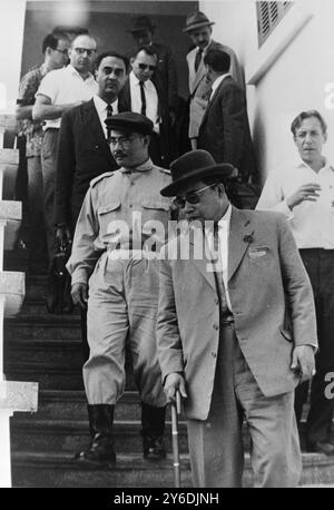 LAOTISCHER PREMIER SOUVANNA PHOUMA MIT PRINZ SOUPHANOUVONG IN GLÄSERN ; 3. MAI 1963 Stockfoto