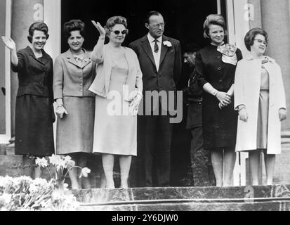 KÖNIGIN JULIANA 54. GEBURTSTAG - MIT FAMILIE IN HOLLAND FOTOGRAFIERT; 2. MAI 1963 Stockfoto