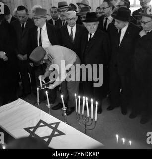 26. APRIL 1963: RABBINER GOREN ZÜNDET WÄHREND DER BEERDIGUNG DES PRÄSIDENTEN YITZHAK BEN-ZVI KERZEN AN. PREMIER DAVID BEN GURION BEFINDET SICH IN DER ERSTEN REIHE DER TRAUERNDEN. JERUSALEM, ISRAEL. Stockfoto