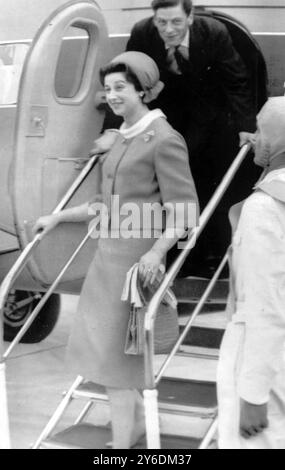 NACH DER HOCHZEIT KOMMEN PRINZESSIN ALEXANDRA UND ANGUS OGILVY IN SCHOTTLAND AN, UM IHRE FLITTERWOCHEN ZU VERBRINGEN; 25. APRIL 1963 Stockfoto