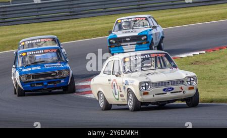 Stephen Primett führt 1972 in seinem Ford Escort Mk1 beim Classic Touring Car Racing Club Rennen 2023 in Snetterton, Norfolk, Großbritannien, aus Palmer. Stockfoto