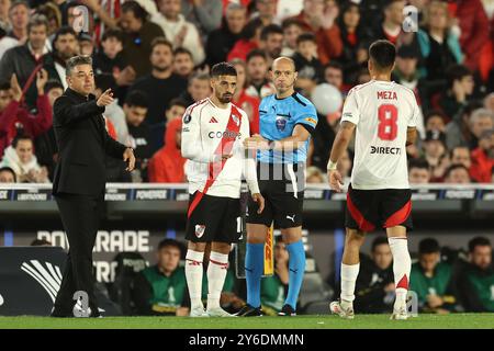 Buenos Aires, Argentinien. September 2024. Der argentinische River Plate Mittelfeldspieler Maximiliano Meza (R) wird während des Viertelfinalspiels der CONMEBOL Copa Libertadores gegen den chilenischen Colo Colo im El Monumental Stadion in Buenos Aires am 24. September 2024 durch seinen Teamkollegen Manuel Lanzini (C) ersetzt. Quelle: Alejandro Pagni/Alamy Live News Stockfoto