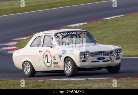 Stephen Primett in seinem Ford Escort Mk1 1972 während des Classic Touring Car Racing Club Rennens 2023 in Snetterton, Norfolk, Großbritannien. Stockfoto