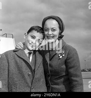 SCHAUSPIELERIN OLIVIA DE HAVILLAND MIT SOHN BEN AM FLUGHAFEN LONDON / ; 16. APRIL 1963 Stockfoto