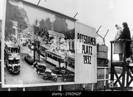 16. APRIL 1963 EINE AN DER BERLINER MAUER ANGEBRACHTE REKLAMETAFEL ZEIGT DEN POTSDAMER PLATZ WIE 1932 MIT EINER AUSSICHTSPLATTFORM ZUM VERGLEICH DER SICHT. WEST-BERLIN, DEUTSCHLAND. Stockfoto