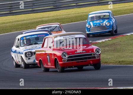 Ian Thompson 1965 in seinem Ford Lotus Cortina während des Classic Touring Car Racing Club Rennens 2023 in Snetterton, Norfolk, Großbritannien. Stockfoto