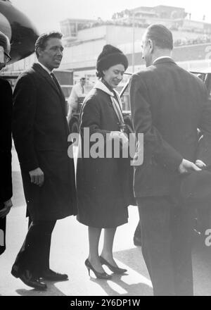 PRINZESSIN MARGARET ERHOB SICH MIT LORD SNOWDON AM FLUGHAFEN LONDON; 7. APRIL 1963 Stockfoto