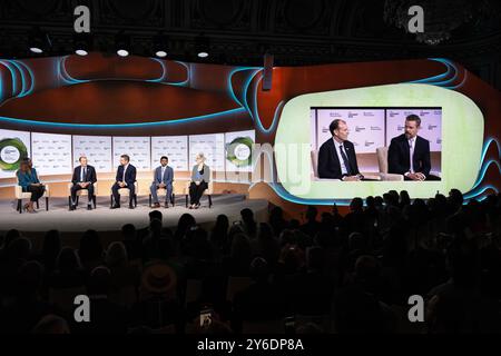 Der Schauspieler und Mitbegründer von Water.org Matt Damon sitzt am 24. September 2024 auf einer Podiumsdiskussion auf dem The Earthshot Innovation Summit von Mike Bloomberg im Plaza Hotel in New York, NY. (Foto: Laura Brett/SIPA USA) Credit: SIPA USA/Alamy Live News Stockfoto
